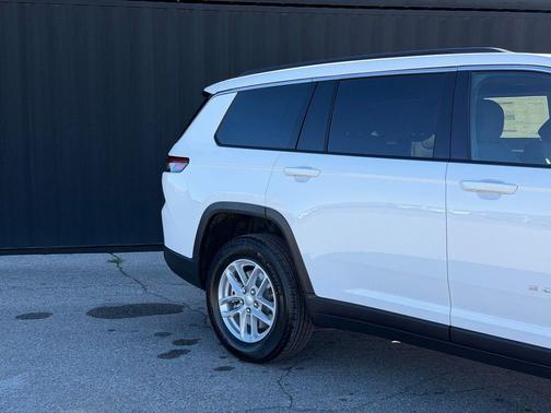 Bright White Clearcoat 2025 Jeep Grand Cherokee L Laredo
