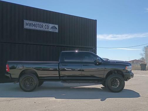 Diamond Black Crystal Pearlcoat 2024 RAM 3500 Laramie Crew Cab 4x4 8' Box