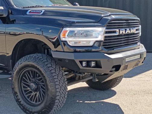 Diamond Black Crystal Pearlcoat 2024 RAM 3500 Laramie Crew Cab 4x4 8' Box