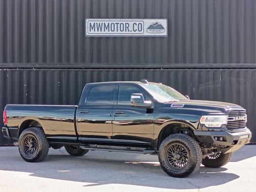 Diamond Black Crystal Pearlcoat 2024 RAM 3500 Laramie Crew Cab 4x4 8' Box