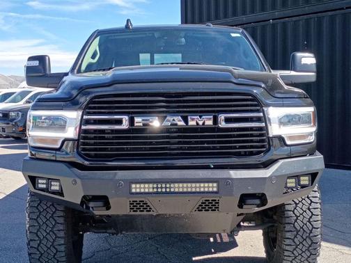 Diamond Black Crystal Pearlcoat 2024 RAM 3500 Laramie Crew Cab 4x4 8' Box