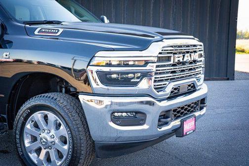 Diamond Black Crystal Pearlcoat 2026 RAM 3500 Laramie