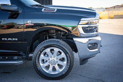 Diamond Black Crystal Pearlcoat 2026 RAM 3500 Laramie