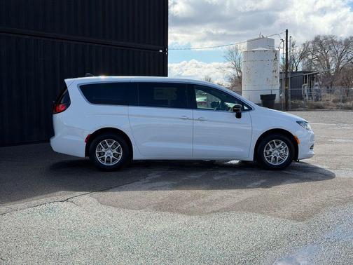 2026 Chrysler Voyager LX