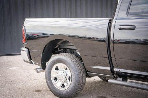 Diamond Black Crystal Pearlcoat 2025 RAM 2500 Tradesman Crew Cab 4x4 6'4' Box
