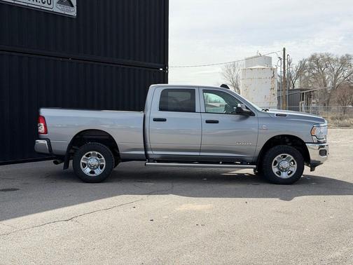 2022 RAM 3500 Tradesman Crew Cab 4x4 6'4' Box