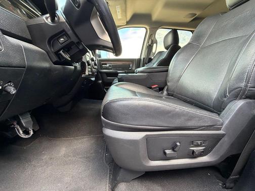 Brilliant Black Crystal Pearlcoat 2016 RAM 2500 Laramie