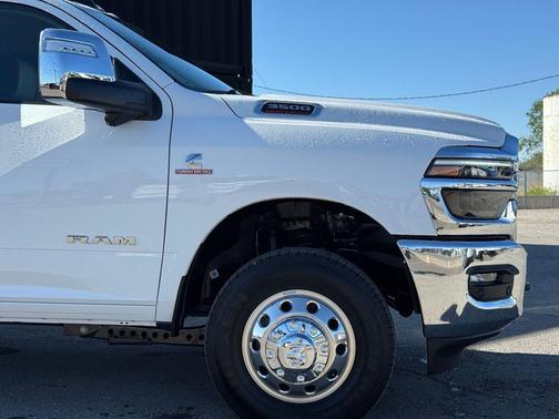 Bright White Clearcoat 2026 RAM 3500 Laramie Crew Cab 4x4 8' Box