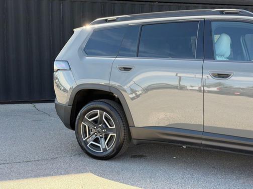 Sting-Gray Clearcoat 2026 Jeep Cherokee Laredo 4x4
