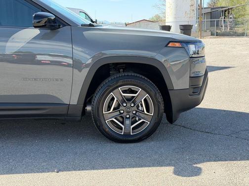 Sting-Gray Clearcoat 2026 Jeep Cherokee Laredo 4x4