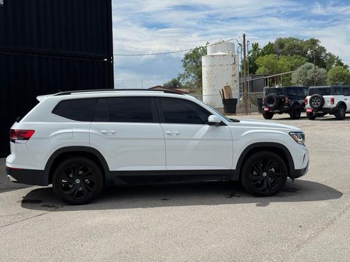 Pure White 2023 Volkswagen Atlas 3.6L SE w/Technology