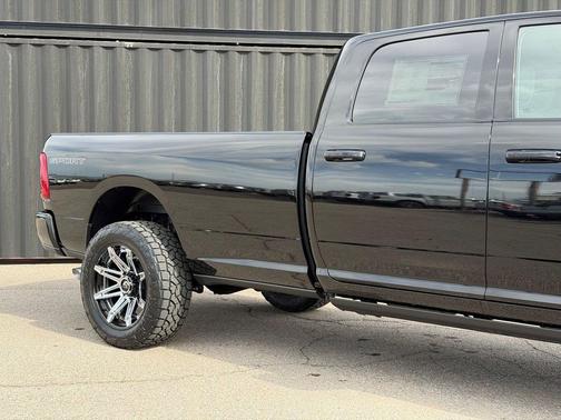 Diamond Black Crystal Pearlcoat 2026 RAM 3500 Laramie Crew Cab 4x4 8' Box