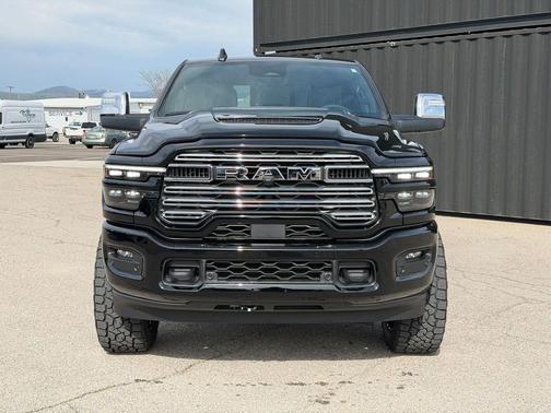 Diamond Black Crystal Pearlcoat 2026 RAM 3500 Laramie Crew Cab 4x4 8' Box