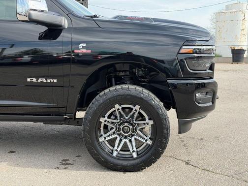 Diamond Black Crystal Pearlcoat 2026 RAM 3500 Laramie Crew Cab 4x4 8' Box