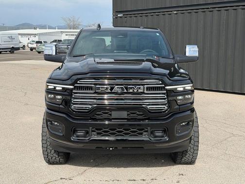 Diamond Black Crystal Pearlcoat 2026 RAM 3500 Laramie Crew Cab 4x4 8' Box