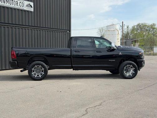 Diamond Black Crystal Pearlcoat 2026 RAM 3500 Laramie Crew Cab 4x4 8' Box