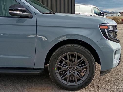 Glacier Gray Metallic Tri-Coat 2026 Ford Expedition Max Platinum