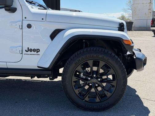 Bright White Clearcoat 2025 Jeep Gladiator Nighthawk