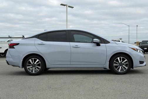 Gray Sky Pearl 2024 Nissan Versa 1.6 SV