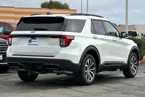 Star White Metallic Tri-Coat 2025 Ford Explorer ST-Line