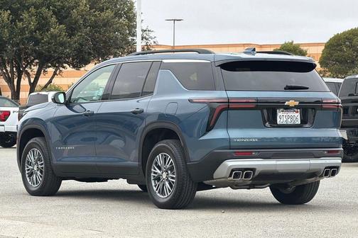Lakeshore Blue Metallic 2025 Chevrolet Traverse LT