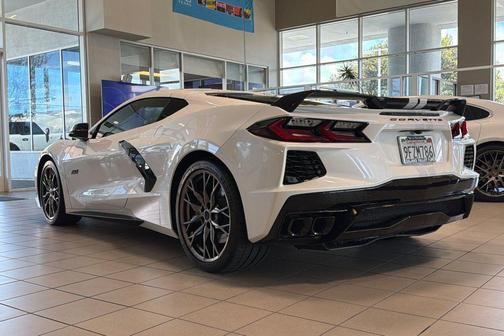 White Pearl Metallic Tricoat 2023 Chevrolet Corvette Stingray w/3LT