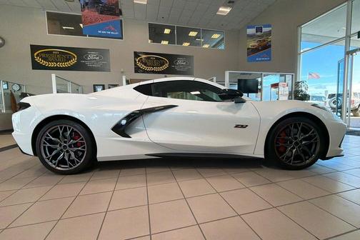 White Pearl Metallic Tricoat 2023 Chevrolet Corvette Stingray w/3LT