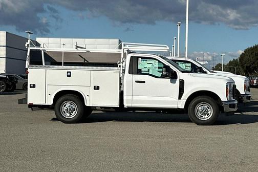 Oxford White 2027 Ford F-250 XL