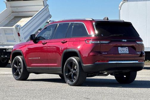 Velvet Red Pearlcoat 2023 Jeep Grand Cherokee Laredo