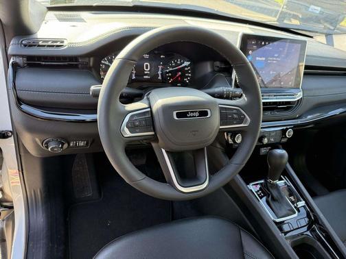 Bright White Clearcoat 2025 Jeep Compass Latitude