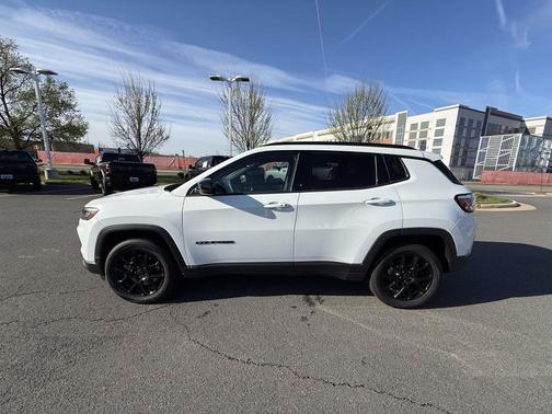Bright White Clearcoat 2025 Jeep Compass Latitude