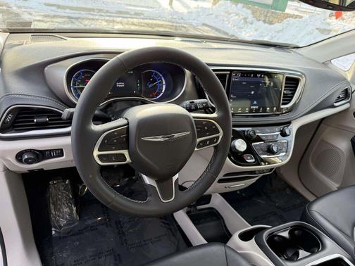 2024 Chrysler Pacifica Hybrid Select