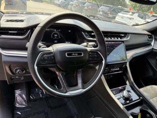 Diamond Black Crystal Pearlcoat 2024 Jeep Grand Cherokee Limited
