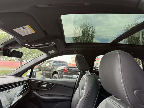 Glacier White Metallic 2025 Audi Q7 55 Premium Plus