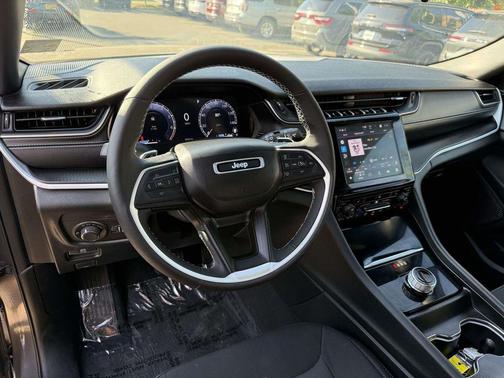 Baltic Gray Metallic Clearcoat 2024 Jeep Grand Cherokee Laredo