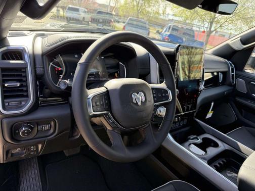 Diamond Black Crystal Pearlcoat 2026 RAM 1500 Laramie