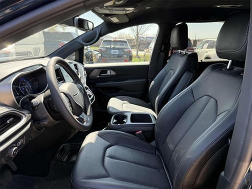 2025 Chrysler Pacifica L