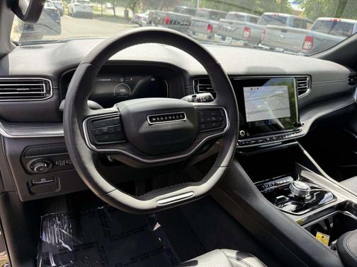 Diamond Black Crystal Pearlcoat 2024 Jeep Wagoneer L Series II 4x4