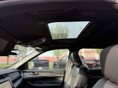 Bright White Clearcoat 2026 Jeep Grand Cherokee Altitude