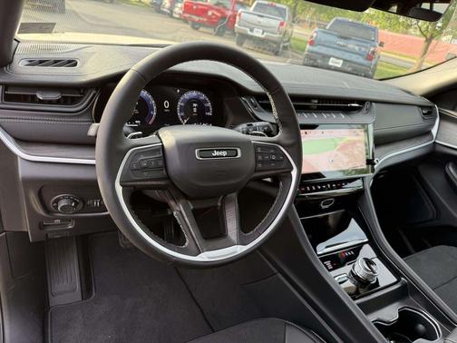 Bright White Clearcoat 2026 Jeep Grand Cherokee Altitude
