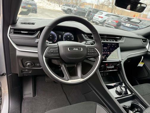 Silver Zynith 2025 Jeep Grand Cherokee Altitude