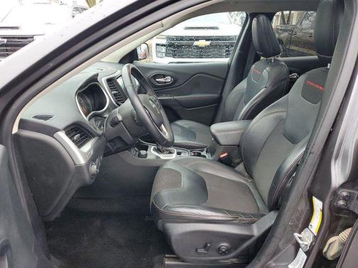 Granite Crystal Metallic Clearcoat 2016 Jeep Cherokee Trailhawk