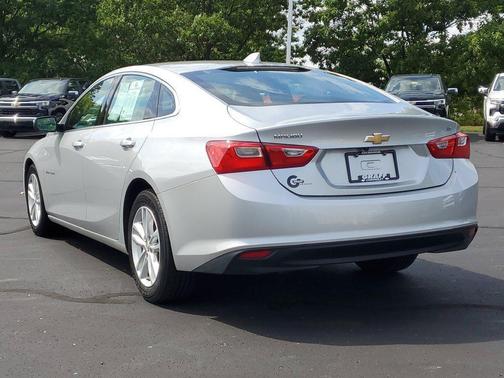 Silver Ice Metallic 2018 Chevrolet Malibu LT