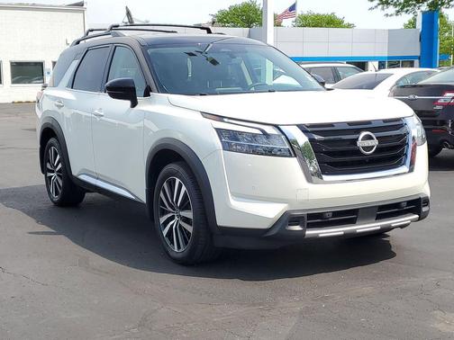 Pearl White Tricoat/Super Black 2024 Nissan Pathfinder Platinum 4WD