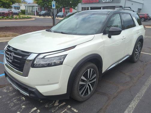 Pearl White Tricoat/Super Black 2024 Nissan Pathfinder Platinum 4WD