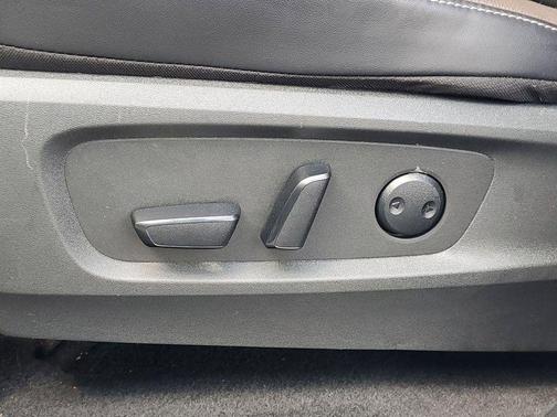 Pearl White Tricoat/Super Black 2024 Nissan Pathfinder Platinum 4WD