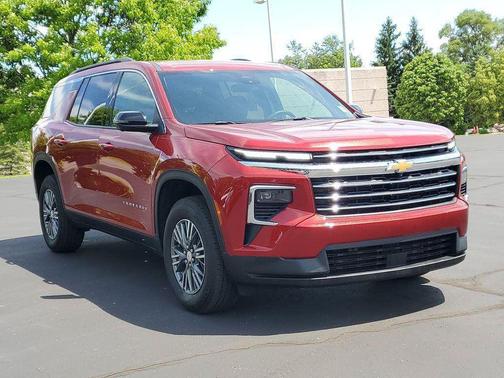 Radiant Red Tintcoat 2025 Chevrolet Traverse LT