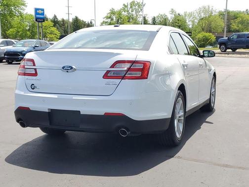 OXFORD WHITE 2016 Ford Taurus SEL