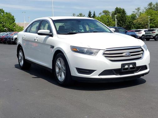 OXFORD WHITE 2016 Ford Taurus SEL