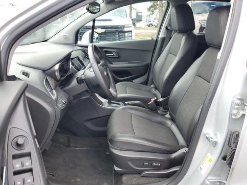 Silver Ice Metallic 2022 Chevrolet Trax LT